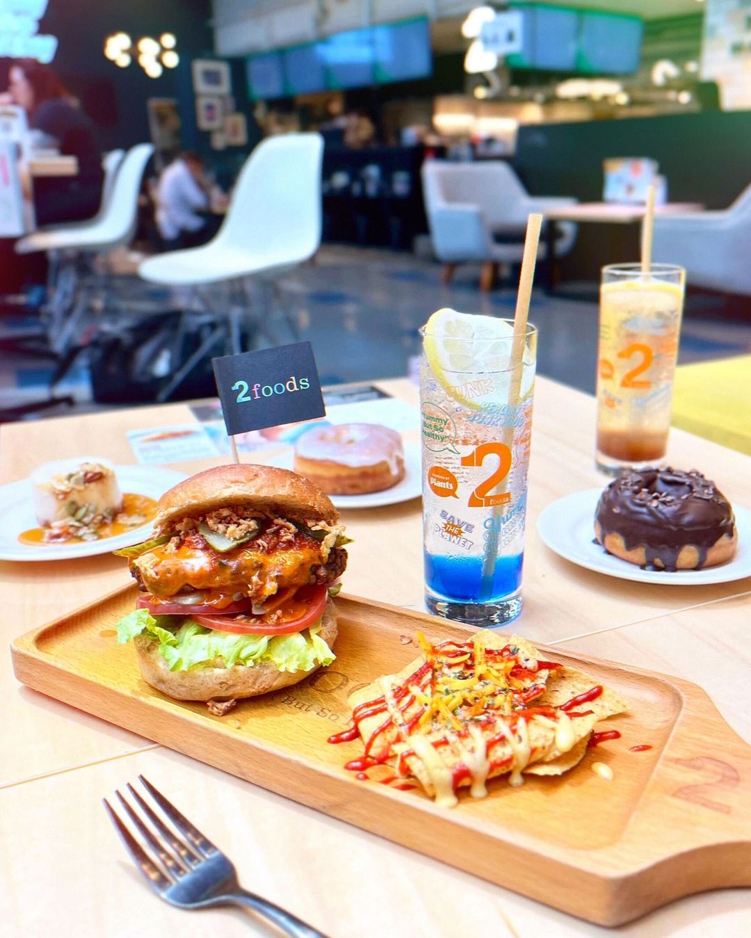 burgers and drinks at 2foods